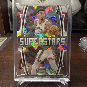 Victor Wembanyama 2023-24 Panini Contenders Optic Superstars Red Ice 007/175 RC - Foto 1 di 3