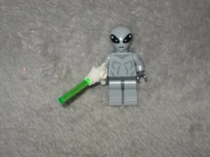 Lego Minifig Minifigure ~ 8827 Series 6 ~ Classic Alien with Laser Gun B2504 - Picture 1 of 7