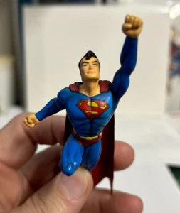 A Hero Bravely Rises - SUPERMAN 2009 DC Hallmark Adorno de Guardabarros - Imagen 1 de 3