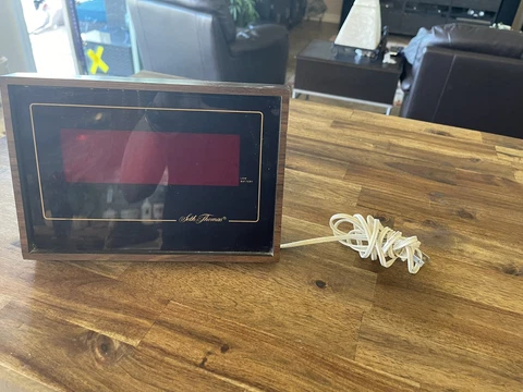 VINTAGE SETH THOMAS DIGITAL WALL CLOCK WOOD GRAIN MODEL 2616 Red Led Cover