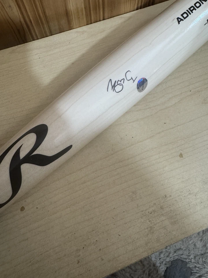 Murciélago Rawlings firmado por Yadier Molina. Foto 1 de 1