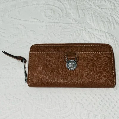 Cartera sin asas Dana Buchman marrón imitación cuero cremallera alrededor forro cebra 8"x4" Foto 1 de 4