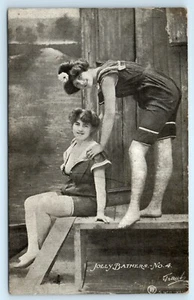 POSTKARTE Traub Künstler signiert Jolly Badende Nr. 4 zwei Frauen in Badeanzügen - Bild 1 von 2