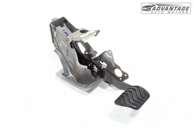 2020-2024 NISSAN VERSA SV PARKING ASISST STOP BRAKE PEDAL W/ BRACKET OEM - Image 1 of 4
