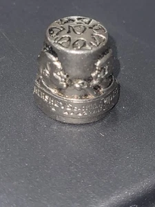 Hersheys Foods Corp Kiss NC A Kiss For You Zinn Fingerhut selten Nähen Vintage - Bild 1 von 5