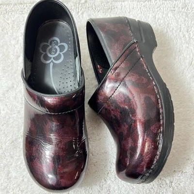 Zueco profesional antidisturbios Sanita para mujer charol burdeos talla 40 Foto 1 de 4