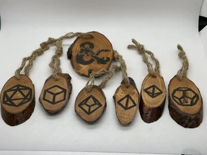 Dungeons & Dragons - Ampersand & Polyhedral Ornaments - Pyrographie - Handarbeit - Bild 1 von 8