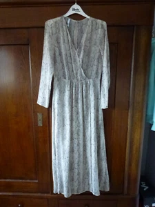 Helles Kleid mit Schlangenmuster von MNG, Gr.S - Bild 1 von 3