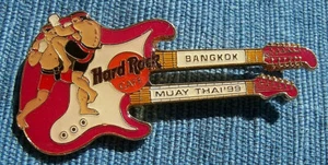 GUITARRA DEPORTIVA BANGKOK HRC MUAY THAI KICK BOXING ROSA 1999 Hard Rock Café PIN - Imagen 1 de 1