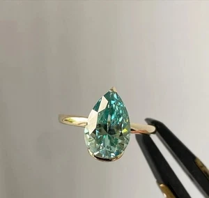 Anello con diamanti trattati blu 4 ct forma di pera certificato VVS1! Fede nuziale - Foto 1 di 4