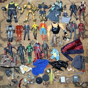Lote de piezas de figuras de acción DC Marvel Modern Batman McFarlane accesorios, rotos - Imagen 1 de 16