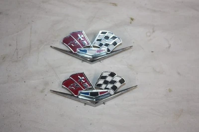 GM 3792000 1962-63 Chevrolet Corvette guardabarros delantero emblema bandera cruzada Foto 1 de 4