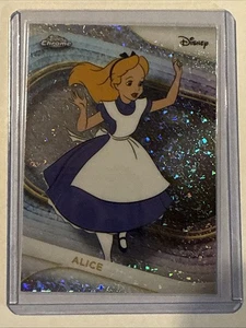 Topps Chrome Disney 2025 Alice #176 Mini Diamond Refractor Parallel - Bild 1 von 2