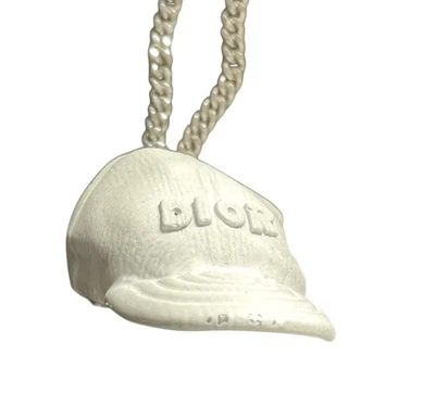 DIOR & DANIEL ARSHAM БЕЙСБОЛЬНАЯ КЕПКА ОЖЕРЕЛЬЕ С ПОДАРОЧНОЙ КОРОБКОЙ - Изображение 1 из 4