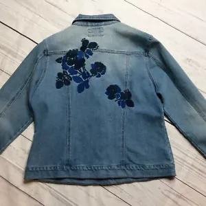 Chaqueta elástica de mezclilla bordada Hannah talla S azul flores en la espalda azul - Imagen 1 de 9