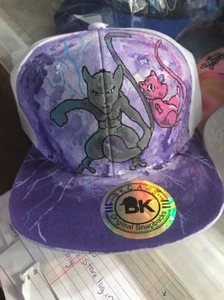 Weiße Shortiez Tinte SnapBack Mütze Pokémon Go Spiel lila pink flacher Schein bemalt - Bild 1 von 1