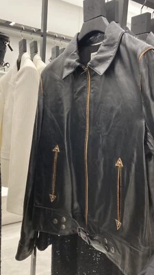 Chaqueta de cuero Saint Laurent para hombre con adornos dorados. 54/L. $4250 Foto 1 de 4