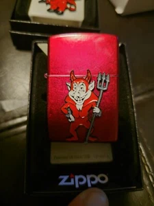 Zippo rosso mela caramella Little Devil On Candy personalizzato - Foto 1 di 3