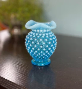 Vintage Fenton Blue Opalescent Hobnail Glass Ruffled End Vase 3-1/2 inches tall - Bild 1 von 9