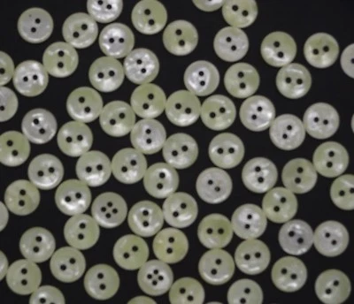 Lote de 5 botones vintage pequeños de 2 agujeros concha blanca perla 11 mm A96-1 Foto 1 de 4