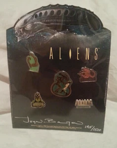 JUEGO DE PINES RARO ALIENS DE 5 EDICIÓN LTD #145 DE 1500... ¡NUEVO EN TARJETA AUTOGRAFIADA! - Imagen 1 de 2