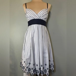 Necessary Objects Fit & Flare Kleid dunkelblau weiß Blumen bestickt gestreift - Bild 1 von 8