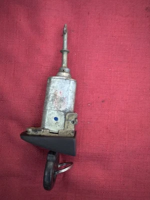 98-05 Mercedes W163 ML320 ML430 Front Driver Exterior Door Handle Cylinder w key - Image 1 of 4