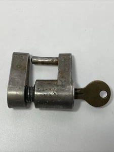 Vintage massives Metallschloss komplett Safe mit Schlüssel funktioniert super - Bild 1 von 7