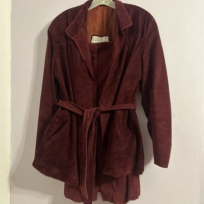 Traje chaqueta y falda vintage de gamuza borgoña talla mediana Foto 1 de 4