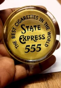 VINTAGE ALTE WERBUNG GLAS BRIEFBESCHWERER 555 STATE EXPRESS ZIGARETTE 1960 - Bild 1 von 7