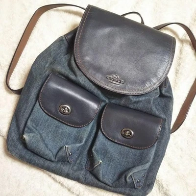 Mochila Denim COACH en Cuero con Estampado Floral - Negra y Azul Marino, Elegante Bolso Foto 1 de 4