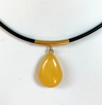 Gargantilla colgante ámbar báltico: piedra amarilla miel, plata chapada en oro, cordón negro Foto 1 de 4