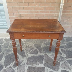 Bel tavolino, piccolo scrittoio in noce bionda epoca fine '800 in patina - Foto 1 di 9