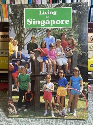 Living in Singapore: 1987 Fourth Edition Reference Guide - Imagem 1 de 4