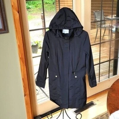 Chaqueta Cole Haan Signature adornada con capucha ceñida bolsillos cremallera completa talla M Foto 1 de 4