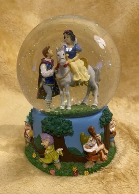 Globo de nieve musical ENESCO Disney Blancanieves y 7 enanos. Obras de teatro “I Love You Truly” Foto 1 de 4