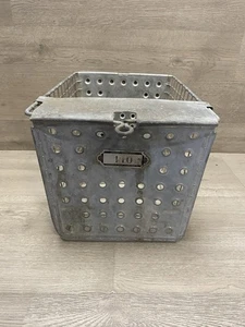 Armario de metal vintage para gimnasio piscina cesta de alambre abierta industrial - Imagen 1 de 8