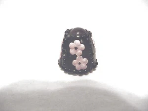 DITALE NERO RICOPERTO DI PERLINE TONO ARGENTO CON FIORI ROSA - Foto 1 di 5
