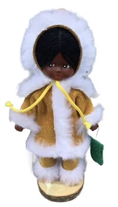Alaskan 8"" Eskimo Souvenirpuppe Leder und Pelz Outfit Vintage Etikett angebracht - Bild 1 von 5