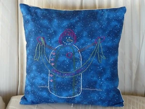 Handbesticktes Kissen "Happy Snow Day!" auf Schal gehalten von Schneemann 12 Zoll - Bild 1 von 2