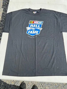 BELLA MAGLIETTA NASCAR HALL OF FAME - XL  - Foto 1 di 4