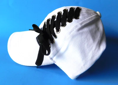 Gorra de béisbol ajustable con gancho y bucle blanca con cordones negros visera precurvada Foto 1 de 4