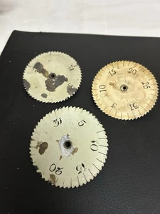 UHRTEILE - 3 X ANTIKES DATUM / KALENDERRAD FÜR LONGCASE CLOCK DIAL - Bild 1 von 10