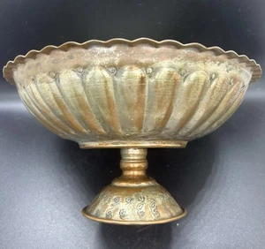 Ciotola vintage fatta a mano con piedistallo martellato in rame inciso, made in Egypt anni 50 - Foto 1 di 9