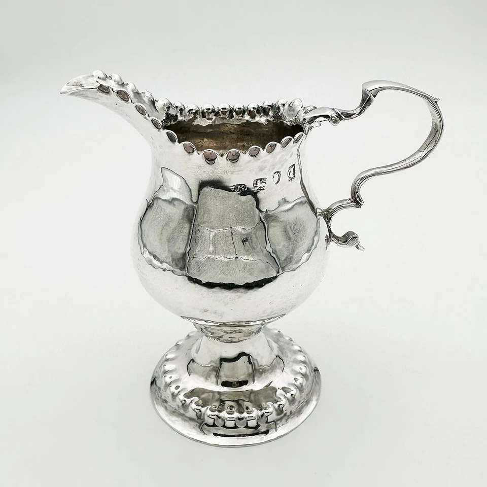 ANTIGUA JARRA CREMA PLATA ESTERLINA GEORGE III Londres 1774 William Collings Foto 1 de 4