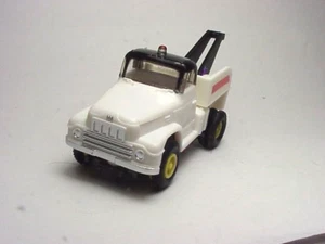 MODEL MOTORING WHITE TOW TRUCK KIT.  PLASTIC MOLDED. LATE SUMMER SALE !!!!! - Picture 1 of 1