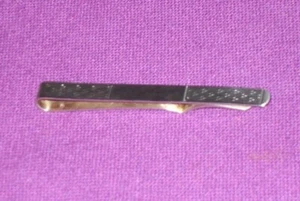 VINTAGE 1970s STERLING SILVER ENGINE TURNED DESIGN TIE CLIP - Picture 1 of 5