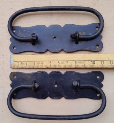 Vecchia coppia maniglie ferro finestra cassetto baule porta cassa cm11,4xcm3,4 B - Immagine 1 di 4