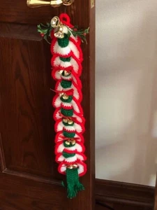 Gehäkelter Türhänger mit Glocken Weihnachtsdekoration 25" x 4" - Bild 1 von 3