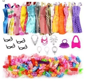 SET 32 PEZZI VESTITI ABBIGLIAMENTO ACCESSORI VARI SCARPE BAMBOLE TIPO BARBIE - Foto 1 di 6